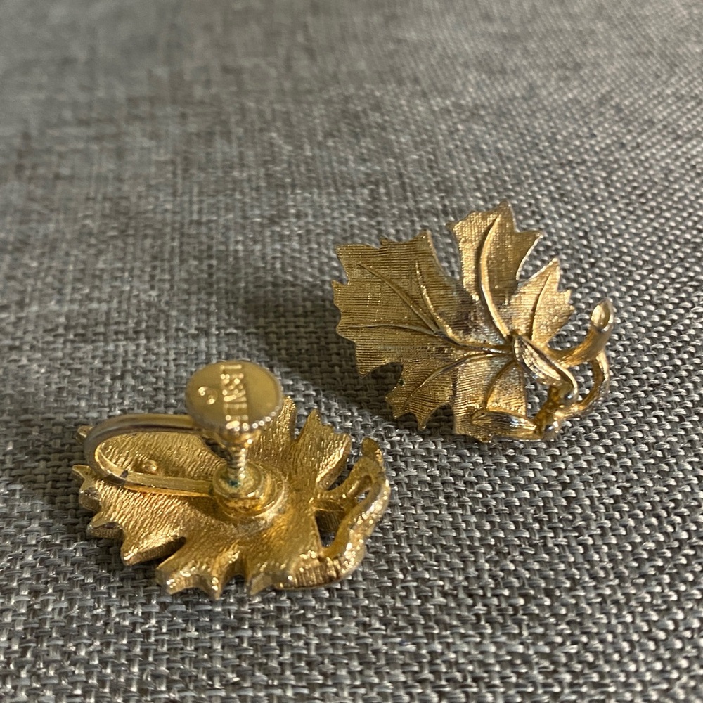 🍁 Vintage Lisner Gold Tone Leaf Clip-On Earrings - Picture 3 of 3